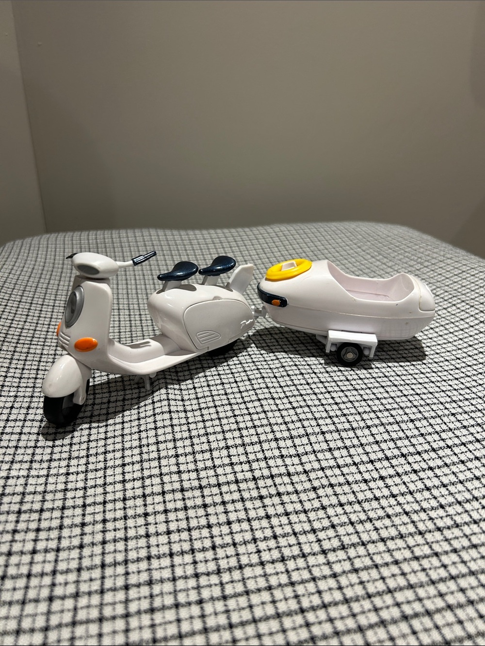 RARE Vintage 2002 Bratz Lil Mini White Vespa Scooter w/ Sidecar